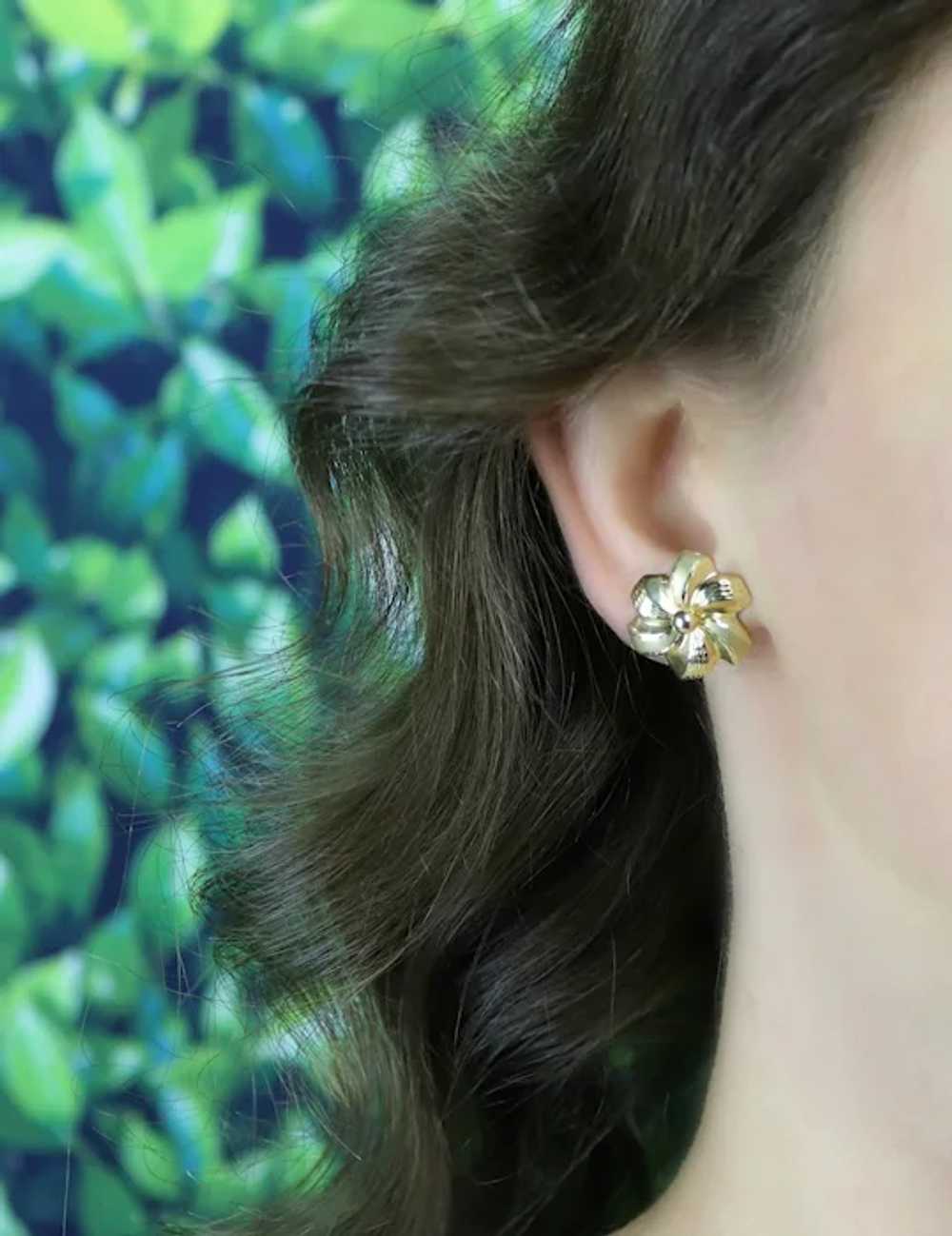 14k Yellow Gold Large Flower Stud Post Earrings S… - image 2