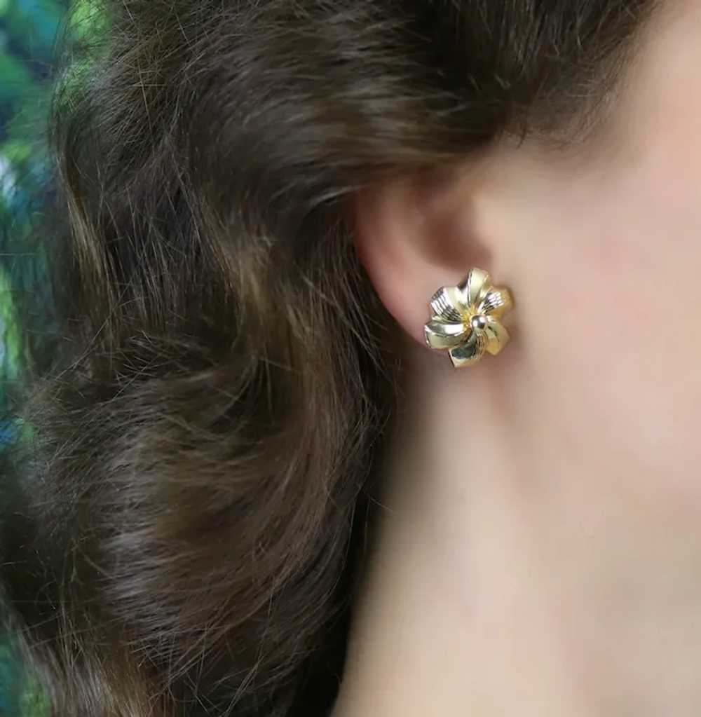 14k Yellow Gold Large Flower Stud Post Earrings S… - image 3