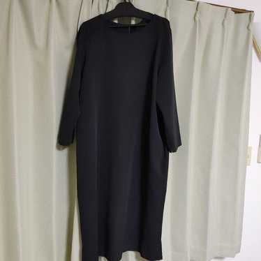 Black long-sleeve long dress