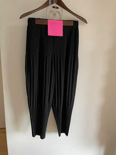 Issey Miyake pleat-detail cropped trousers - image 1