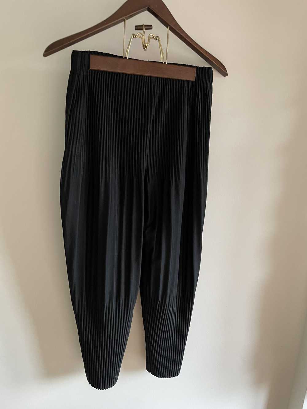 Issey Miyake pleat-detail cropped trousers - image 3