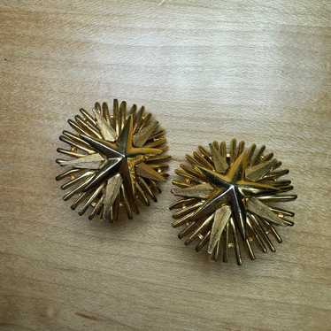 VINTAGE CROWN TRIFARI STARBURST GOLD TONE CLIP EAR