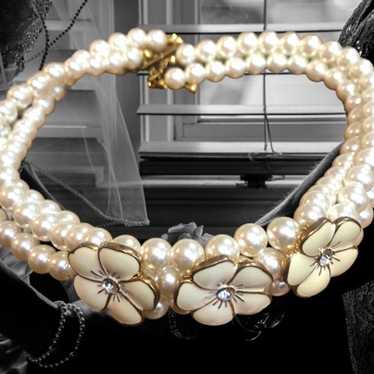 Beautiful vintage Pearl with white flowers necklac