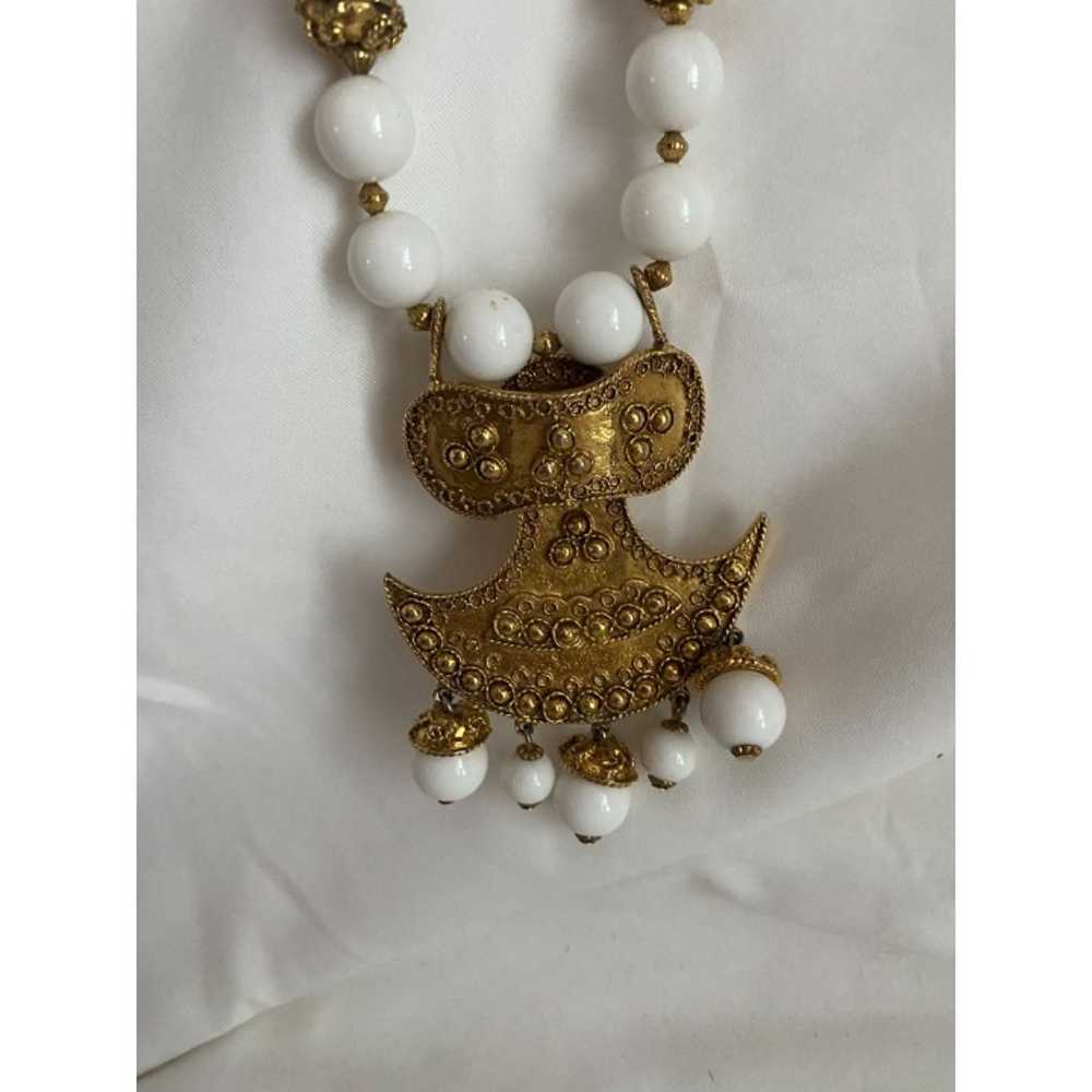 Vintage white beaded goldtone medallion necklace … - image 2