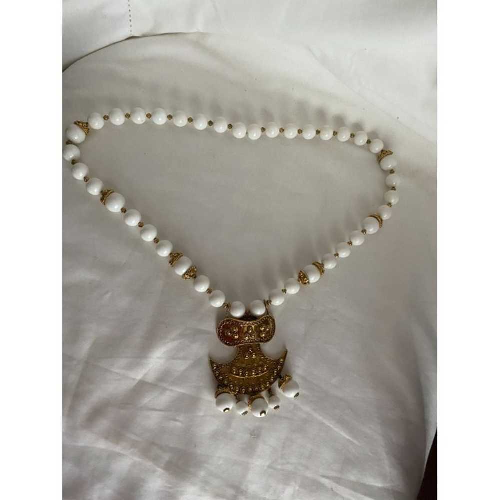 Vintage white beaded goldtone medallion necklace … - image 4