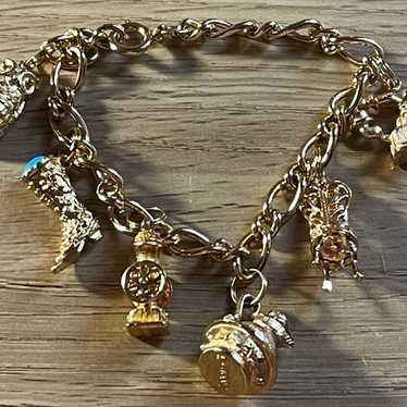 VINTAGE AVON GOLD TONE CHARM BRACELET