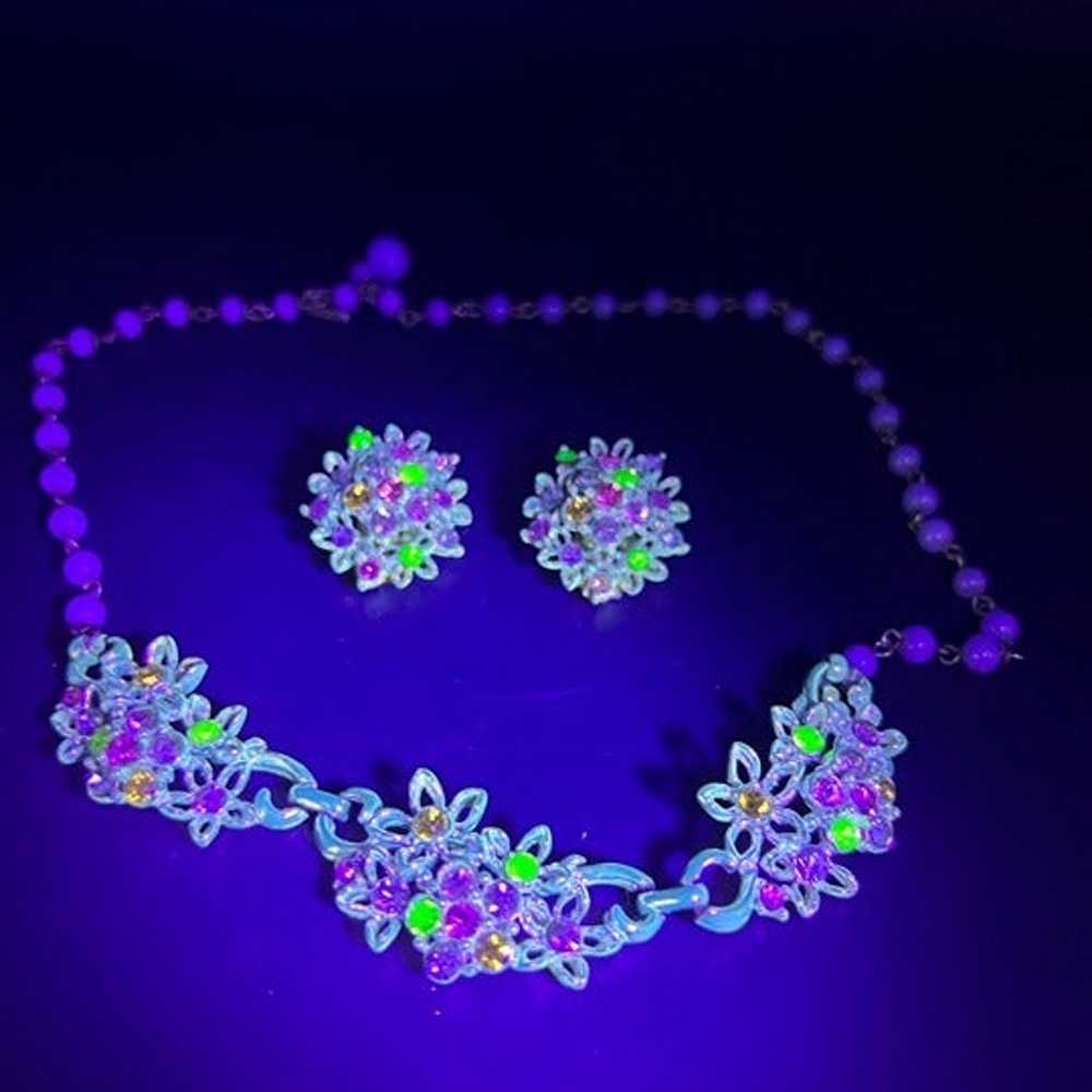 Vintage Flower Uranium Glass Necklace & Earrings … - image 3