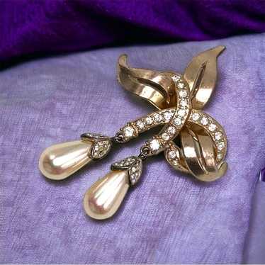 Vintage Faux Pearl Rhinestone Brooch!