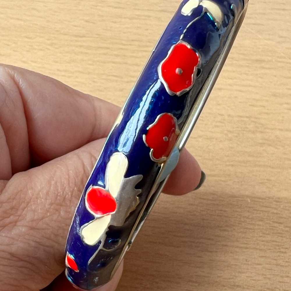 VINTAGE ENAMEL HINGED BANGLE BRACELET BLUE RED RO… - image 8