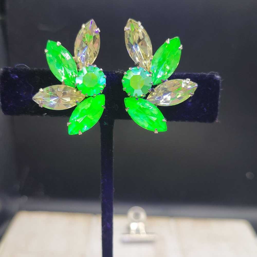 Vintage uranium glass silvertone clip on earrings - image 6