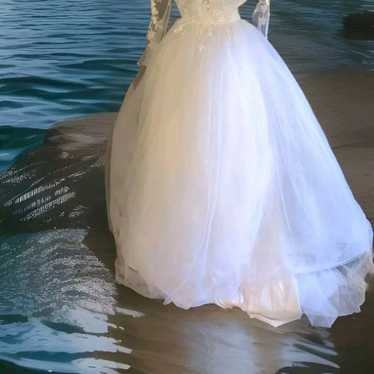 Beautiful! Like new wedding dress size 4