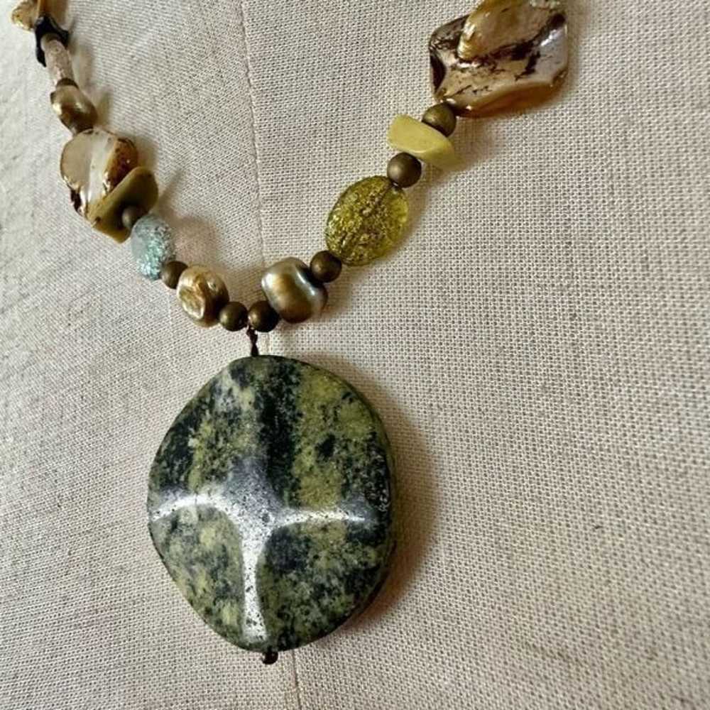 Gaspeite  and abalone vintage pendant necklace - image 2