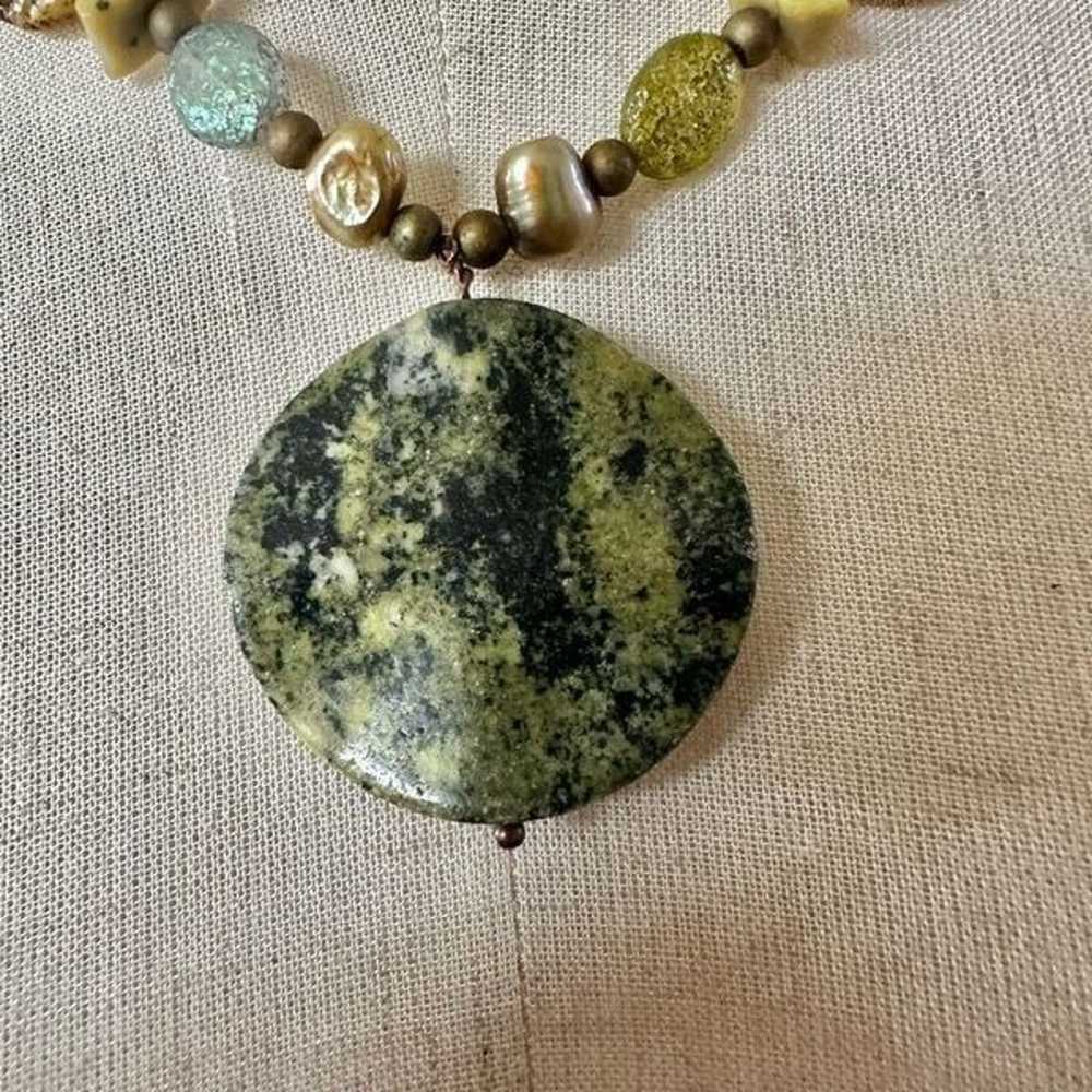 Gaspeite  and abalone vintage pendant necklace - image 7