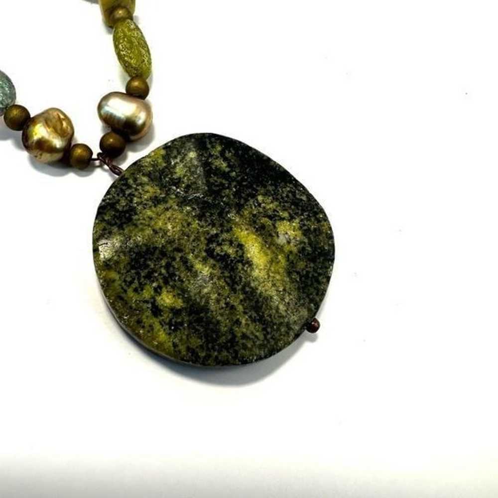 Gaspeite  and abalone vintage pendant necklace - image 9