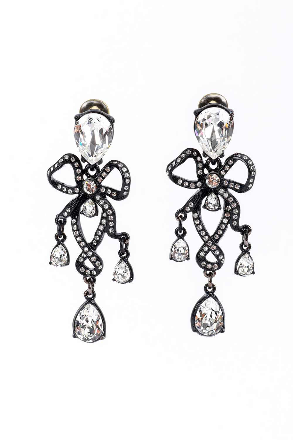 OSCAR DE LA RENTA Crystal Bow Ribbon Drop Earrings - image 1