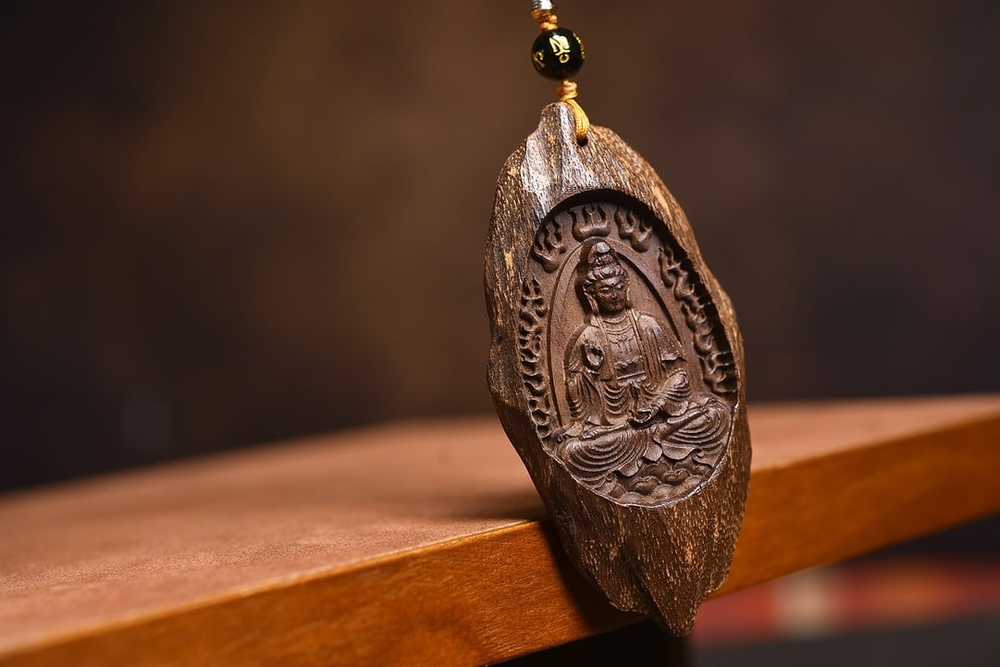 Chinese Chenxiang Wood Kwan-yin Pendant w Necklace - image 4