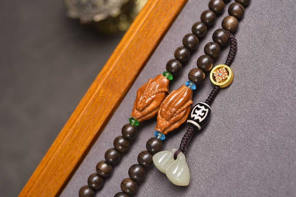 Chinese Chenxiang Wood Kwan-yin Pendant w Necklace - image 5