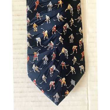 Vintage Silk Jacquard Necktie Featuring Repeat Pa… - image 1