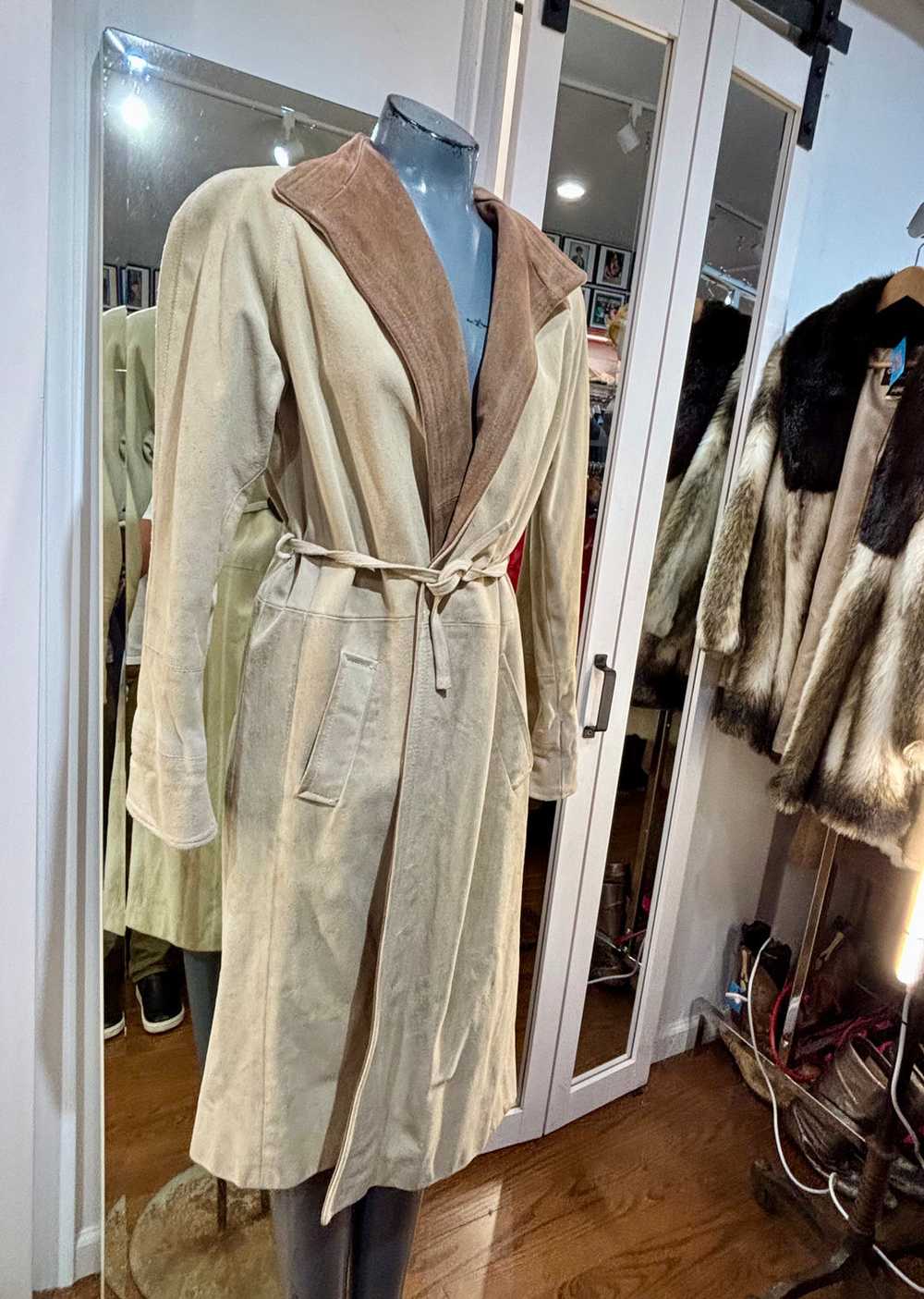 80’s Beige & Brown Collar Leather Long Jacket By … - image 2