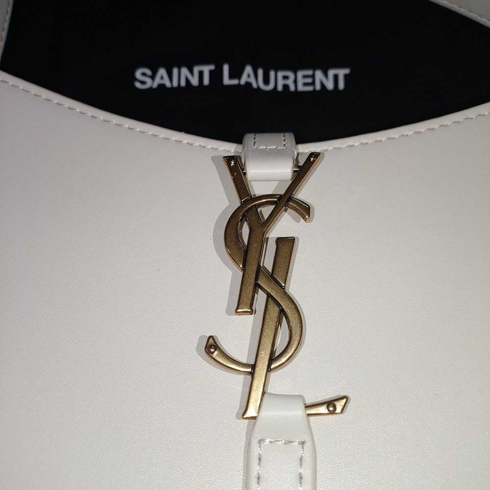 YSL LE 5 À 7 in Smooth Leather Blanc Vintage Hobo… - image 2