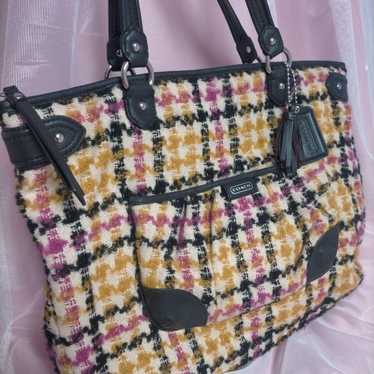 Brand new, spacious COACH tote bag, large size.