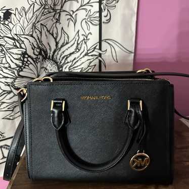 Michael Kors Sheila Medium Faux Saffiano Leather S