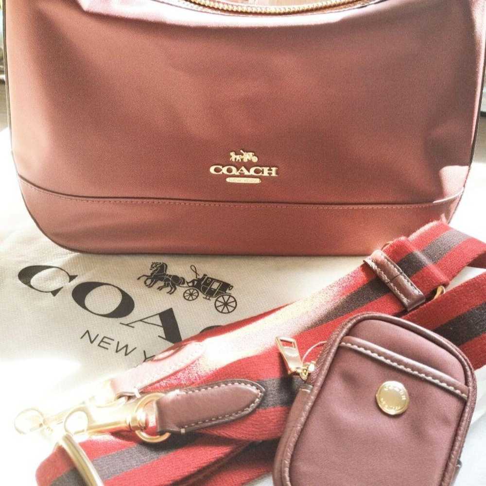 【COACH】Shoulder bag with mini pouch included. - image 1