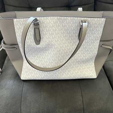 Brand new Michael Kors, 100% authentic pocketbook