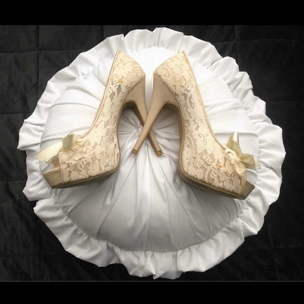 Chinese Laundry Hotline Vintage Lace Ivory Pumps - image 3