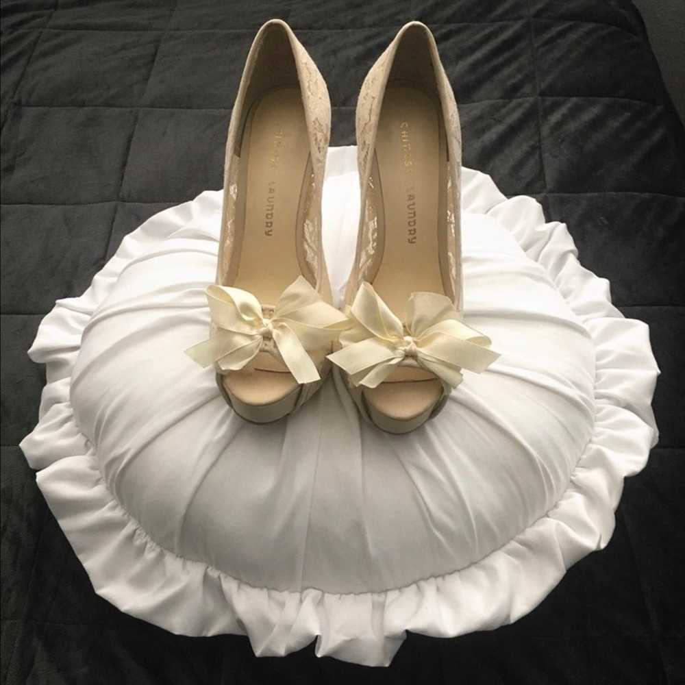 Chinese Laundry Hotline Vintage Lace Ivory Pumps - image 6