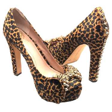 VINCE CAMUTO SPIKES ANIMAL PRINT HEELS WOMENS SIZE