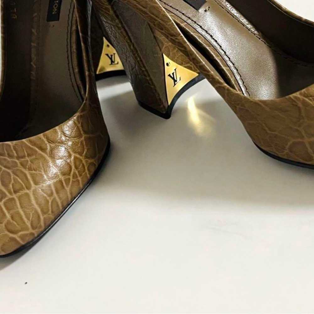 Louis Vuitton Crocodile-embossed Brown Pumps - image 9