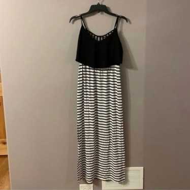 789 Black and white strip maxi dress Medium speeck