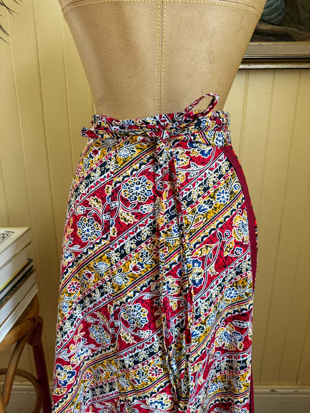 VINTAGE 1970S COTTON BATIK FLORAL PRINT WRAP MAXI… - image 8