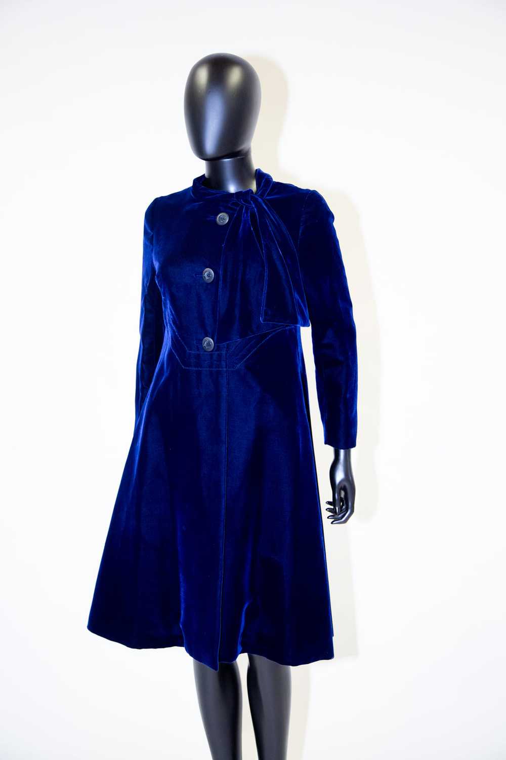 Vintage 1960s Hardy Amies Blue Velvet Coat - image 3