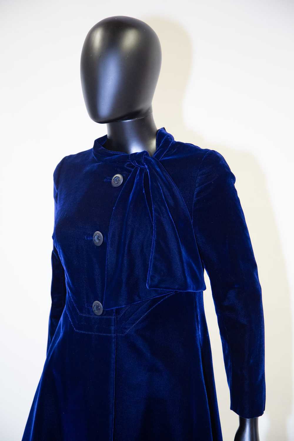 Vintage 1960s Hardy Amies Blue Velvet Coat - image 5