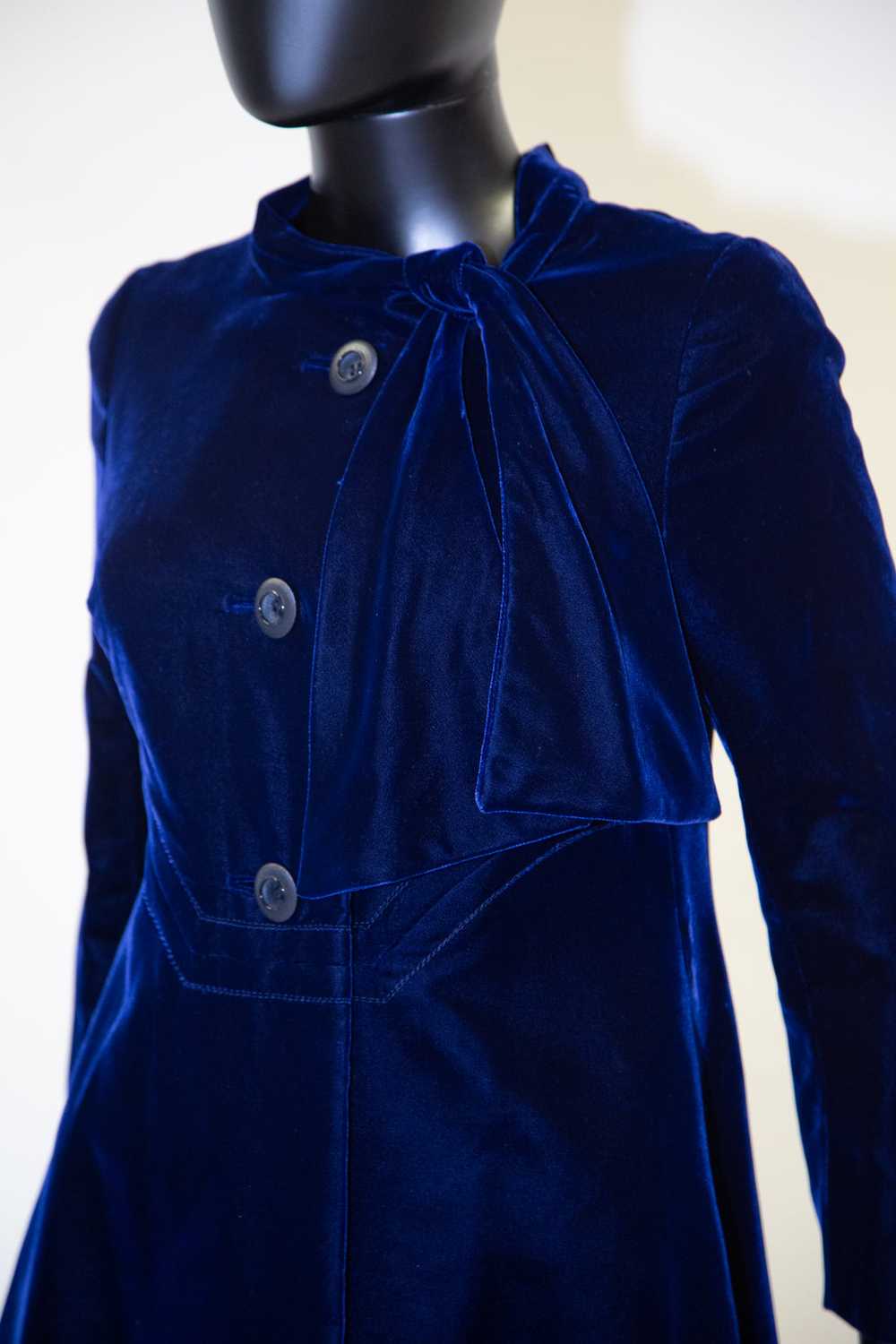 Vintage 1960s Hardy Amies Blue Velvet Coat - image 6