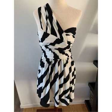 Express dress size 4 one shoulder black and white