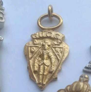 アクセサリー Gucci Old Crest Charm Necklace Gold Gucci crest pendant - Gem