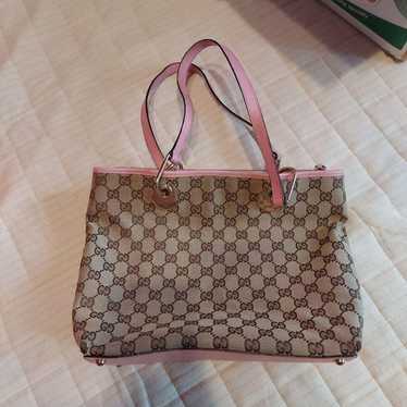 Gucci shoulder bag.