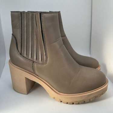 CUSHIONAIRE Women's chelsea boot +Memory Foam 9 TA