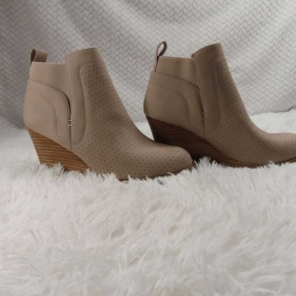 DV by Dolce Vita  Beige Gerdy Bootie 9.5 - image 5