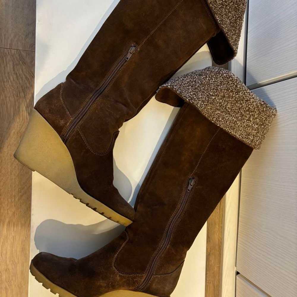 Brown suede knee-high boots with wedge heel. - image 10