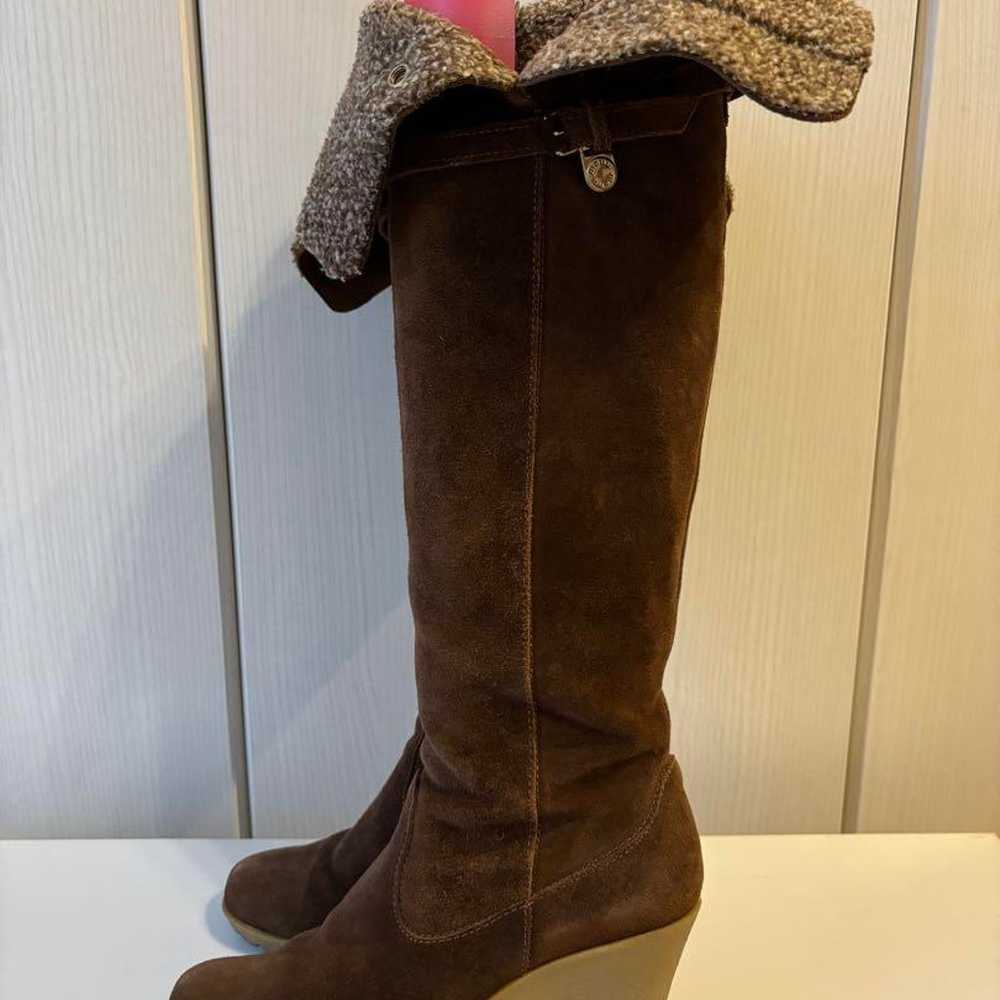 Brown suede knee-high boots with wedge heel. - image 12