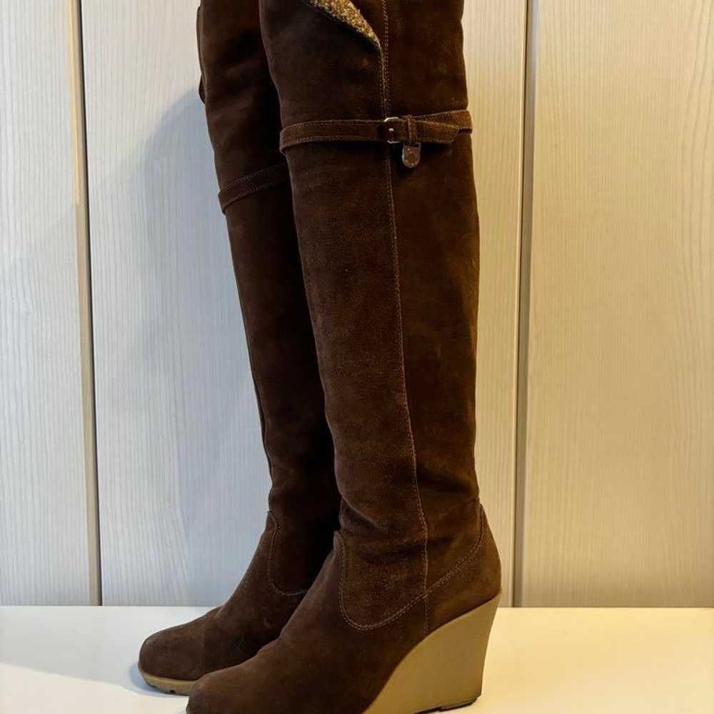 Brown suede knee-high boots with wedge heel. - image 3