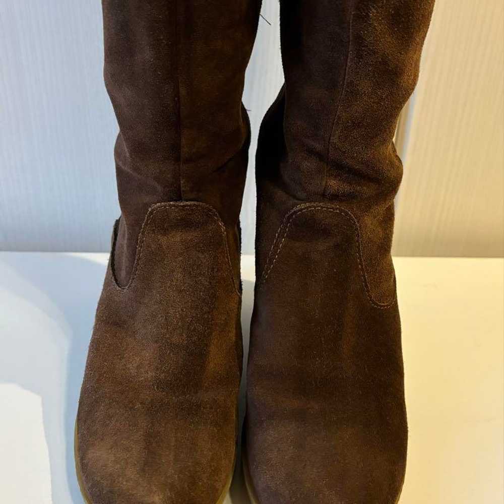 Brown suede knee-high boots with wedge heel. - image 5