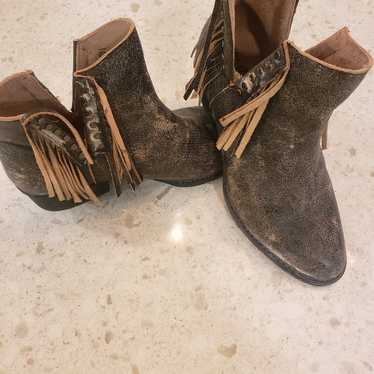 Corral circle G fringe booties