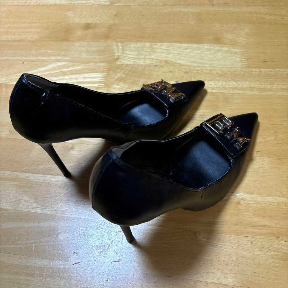 Amy is Twirl EM Motif Pumps Black S Pin Heel - image 3