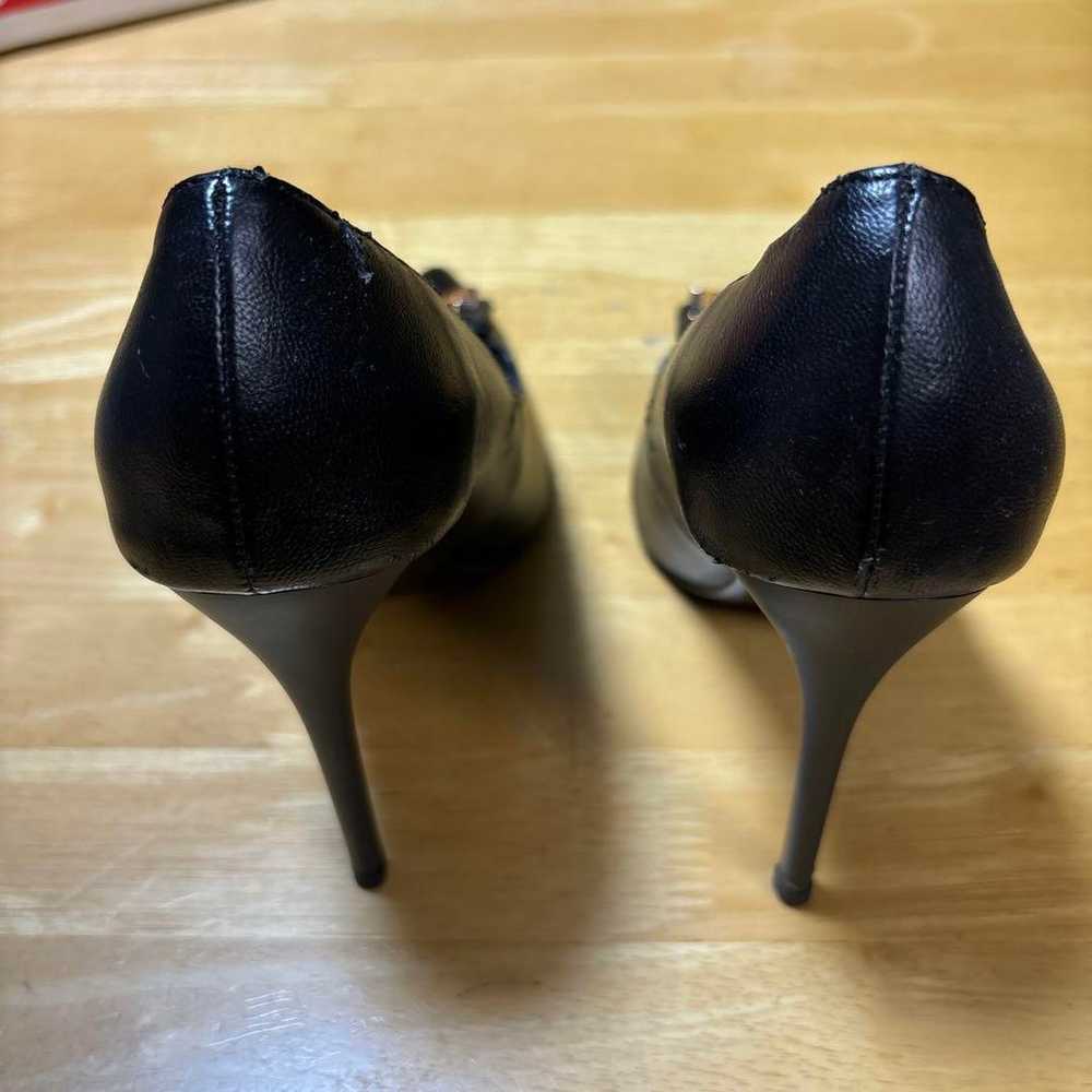 Amy is Twirl EM Motif Pumps Black S Pin Heel - image 4