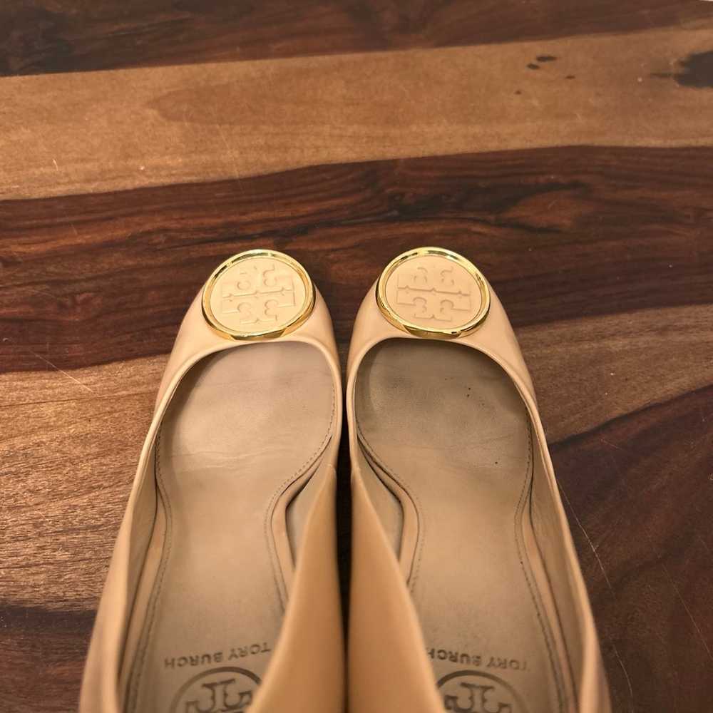 TORY BURCH 8 Patent Leather Neutral Tan Wedges - image 10